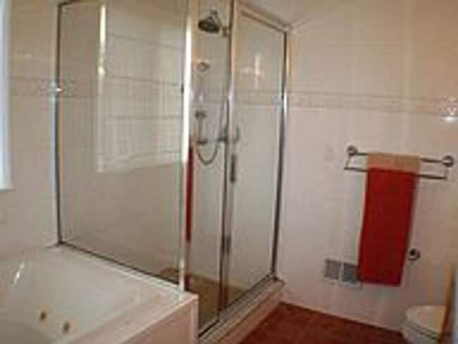 Building Photo - Spacious 3 bedroom 2.5 bath in Squirrel Hill!