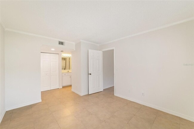 Building Photo - 2/2 downstairs unit Silver Downs Condominiums