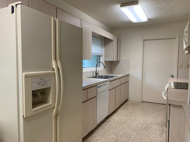 Building Photo - 3 Bedroom 2 Bath Spacious Home in Holiday Park