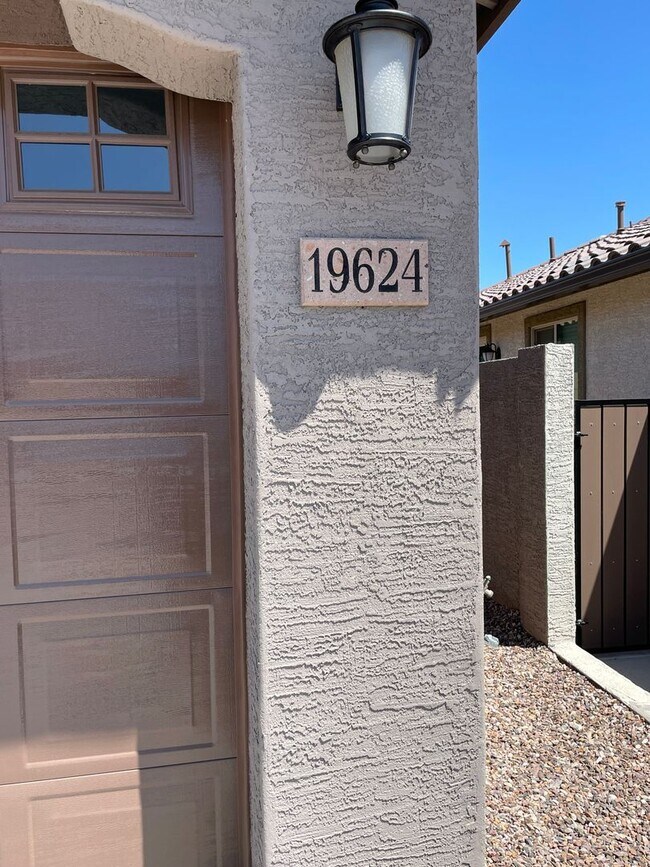 Building Photo - Beautiful Single Level Home Near Verrado!