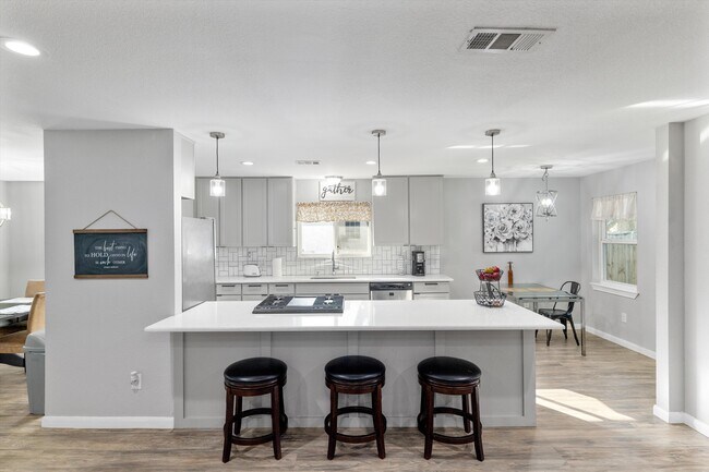 Building Photo - 2753 Larkspur Ln
