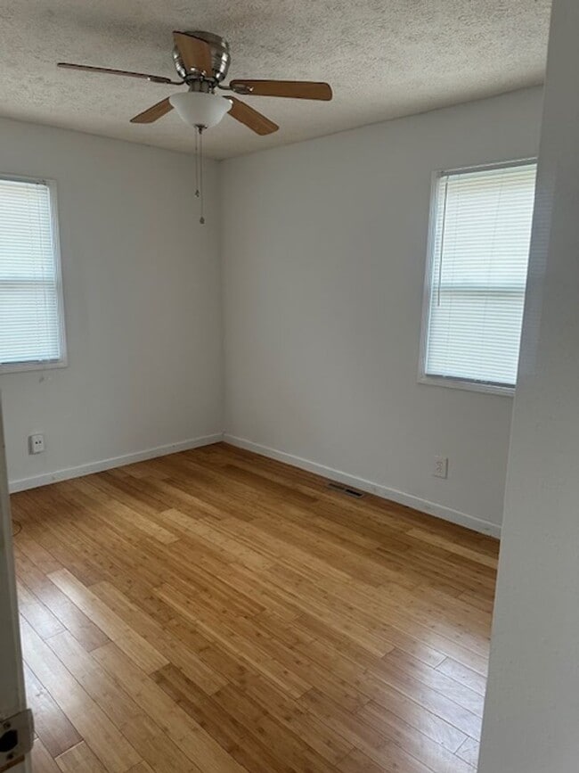 Building Photo - Updated Mid-Century Modern house in South Springfield