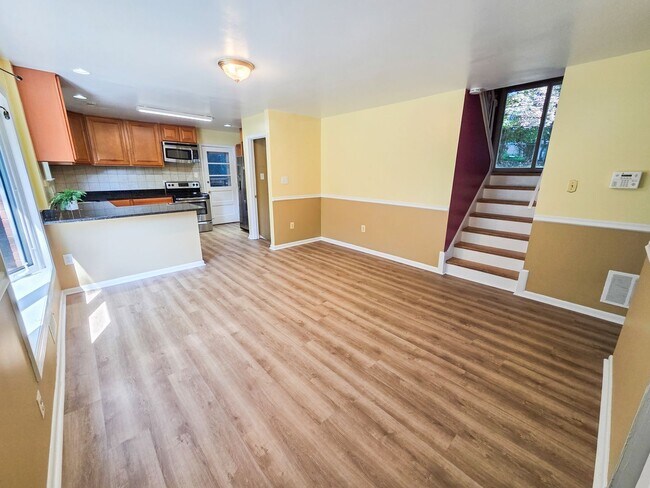 Building Photo - 305 Hillsboro Dr