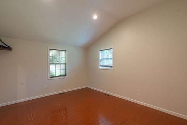Building Photo - 2 bed and 2 bath house with garage and par...