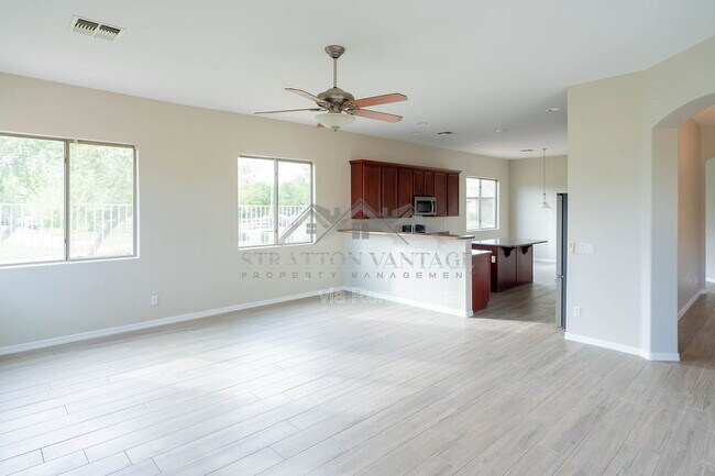 Building Photo - 2425 E Redwood Ct