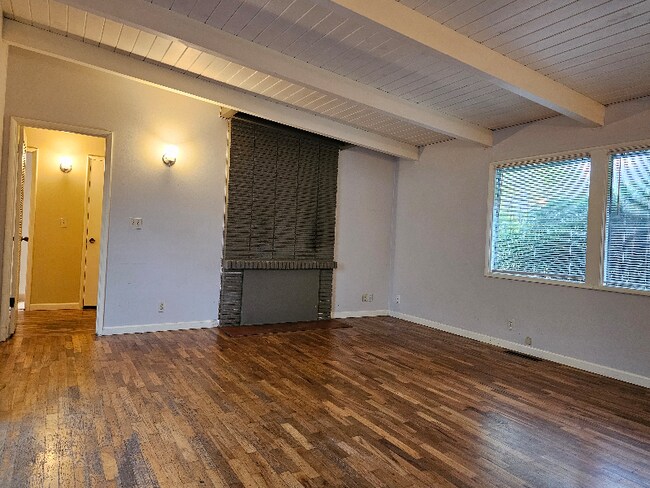 Building Photo - 517 NE 8th St