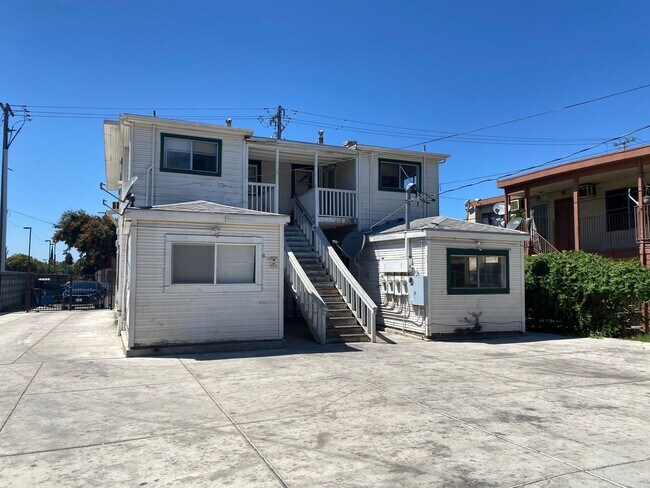 Building Photo - Two Bed, One Bath Apartment Located Downtown