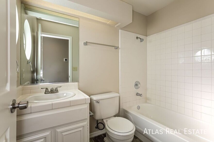 Building Photo - 5808 Ventana Dr