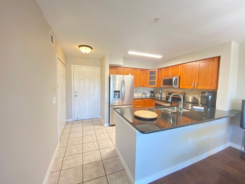 Building Photo - Stylish Orlando Condo in Gated Community –...