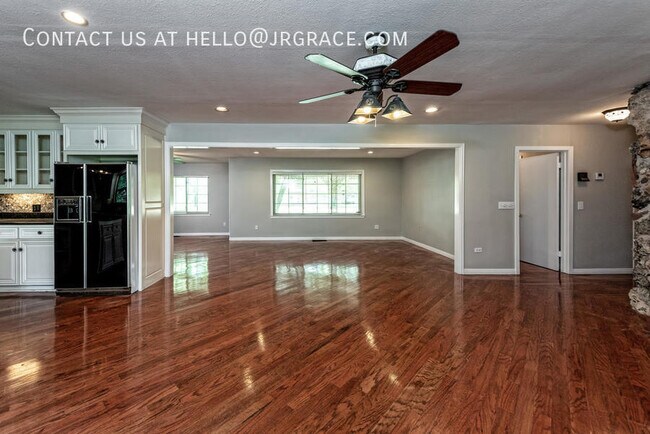 Building Photo - 525 W 4th St