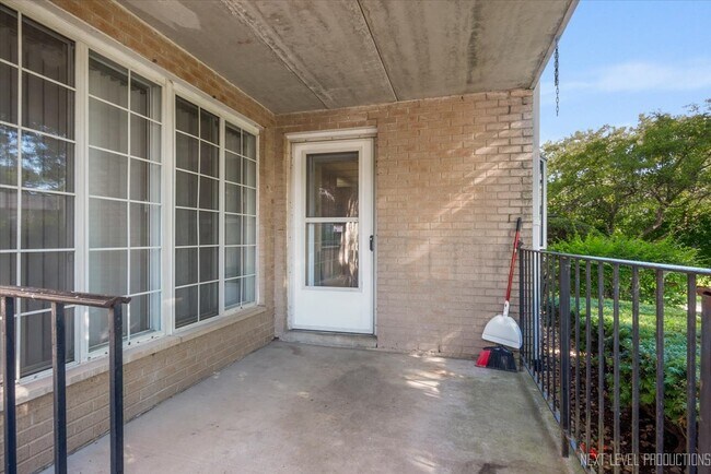 Building Photo - 451 Valley Dr