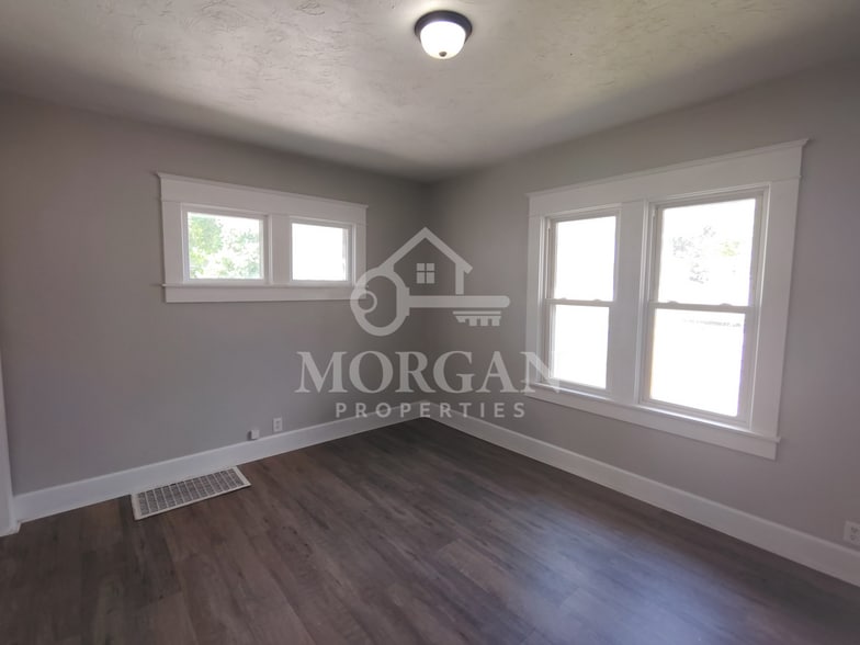 Building Photo - 1327 Arrow Ave