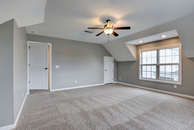 Building Photo - Executive Home on Cul de sac off exit 8.  Hurry.