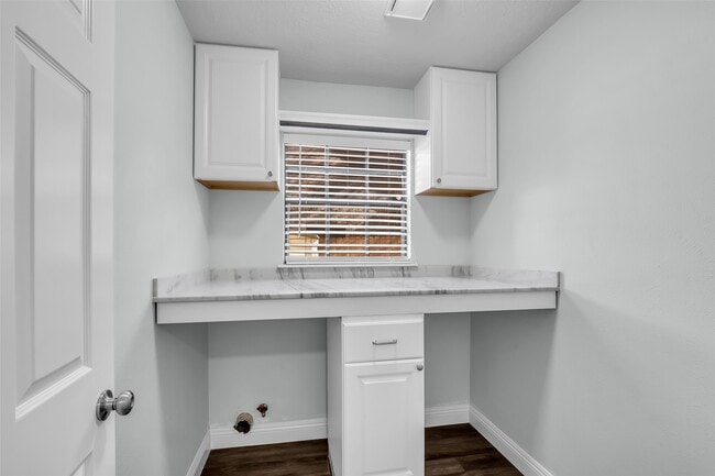 Building Photo - 6 Meadow Cove Dr