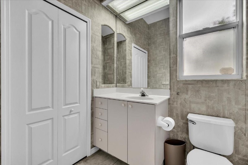 Building Photo - 3013 Royal Palm Dr