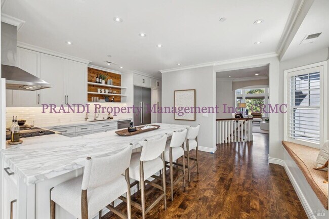 Building Photo - Luxury Townhome on Exclusive De Silva Island!
