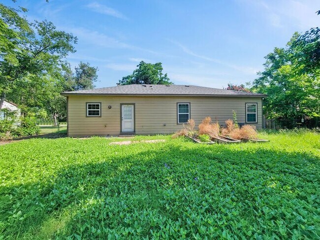 Building Photo - 1020 Elwood Rd