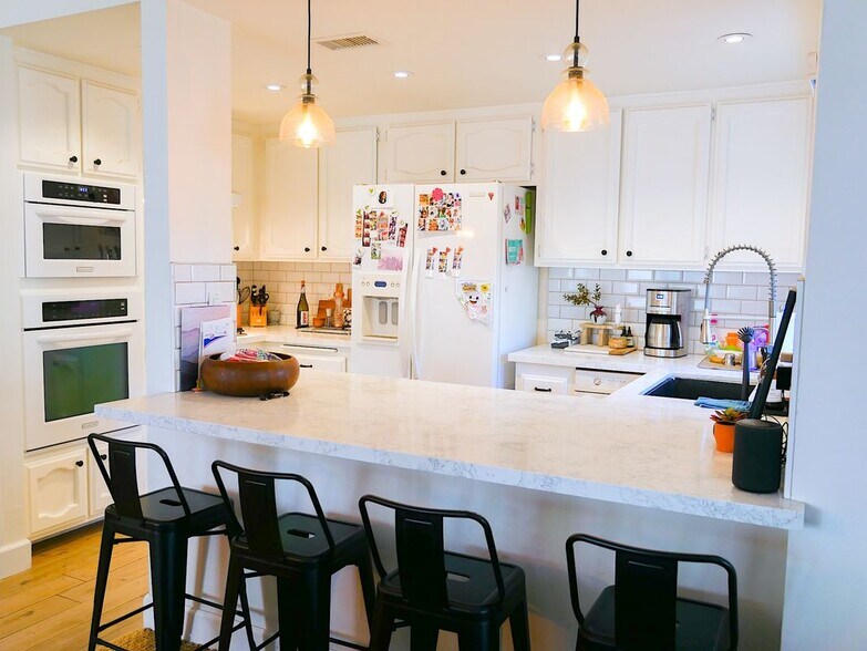 Building Photo - 2805 Unicornio St