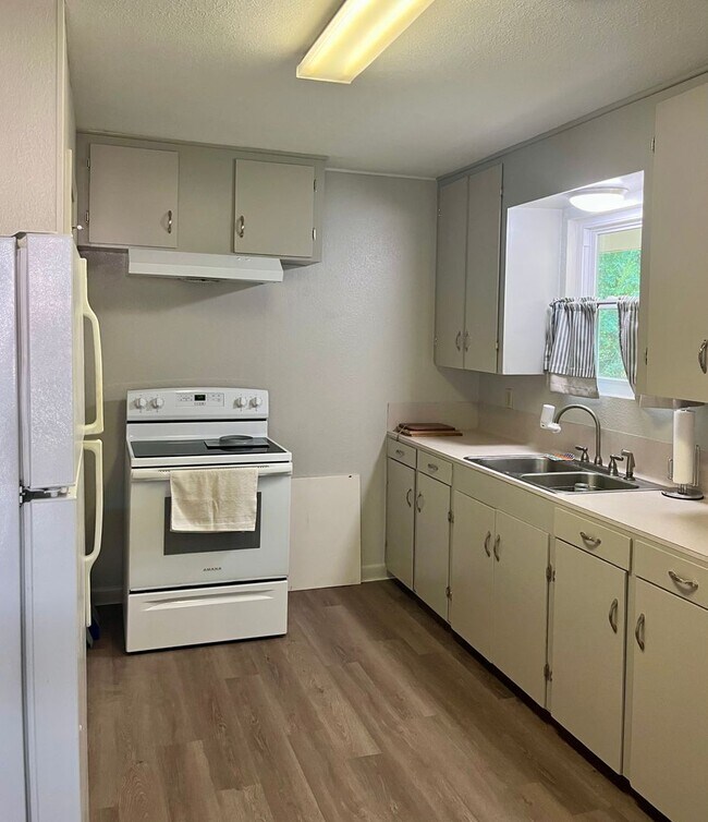 Building Photo - Port Allen-Great Location near historic downtown with new finishings!