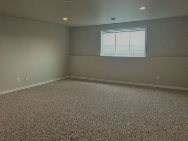 Building Photo - 4 bed 3 bath Single Family Home