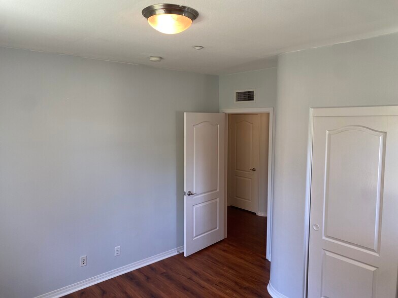 Building Photo - 101 Hallmark