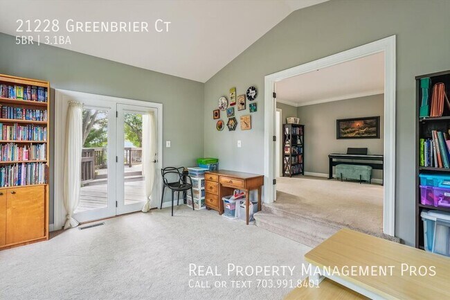 Building Photo - 21228 Greenbrier Ct