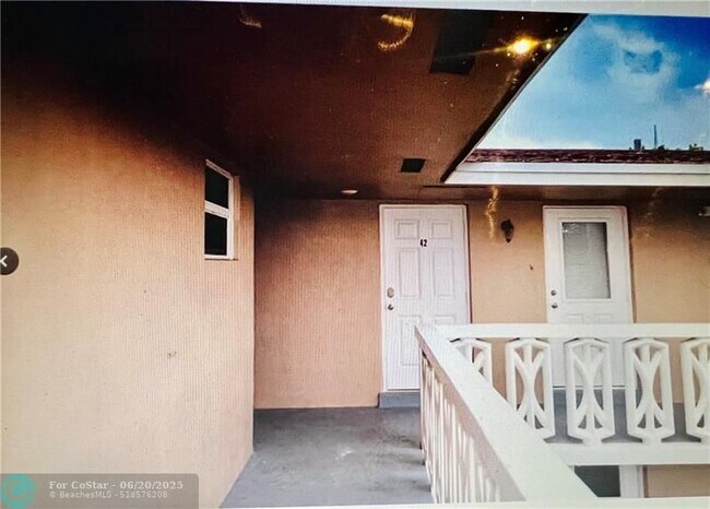 Building Photo - 3300 NE 10th Terrace