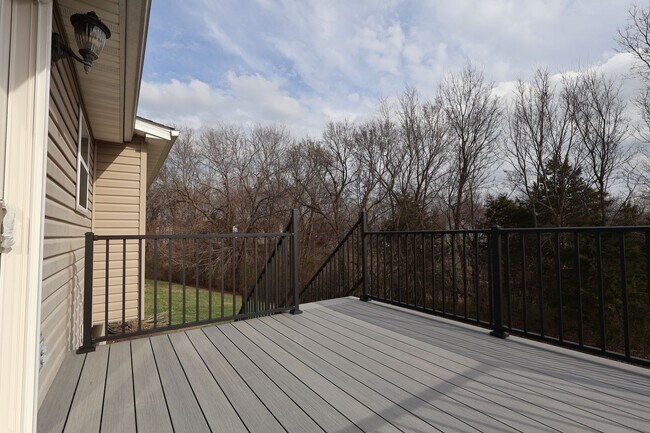 Building Photo - Beautiful 3 Bed 2.5 Bath w/2 Car Oversized Garage