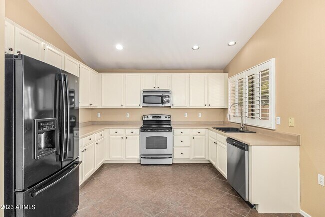 Building Photo - 295 W Goldfinch Way