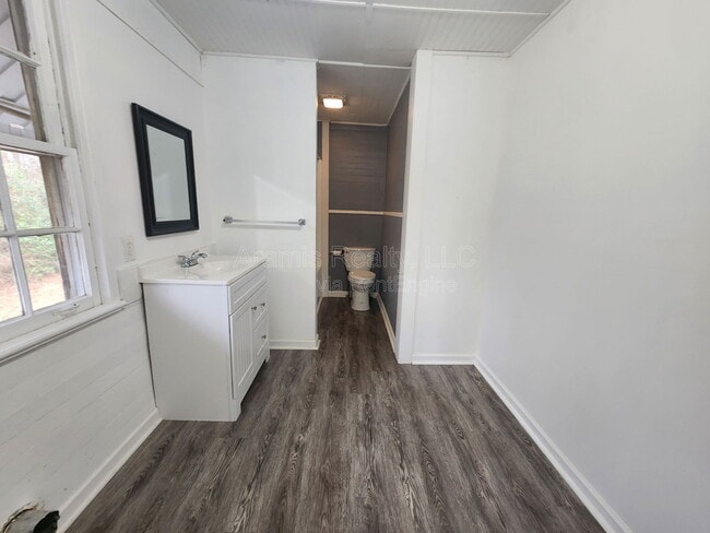 Building Photo - 802 N Park St