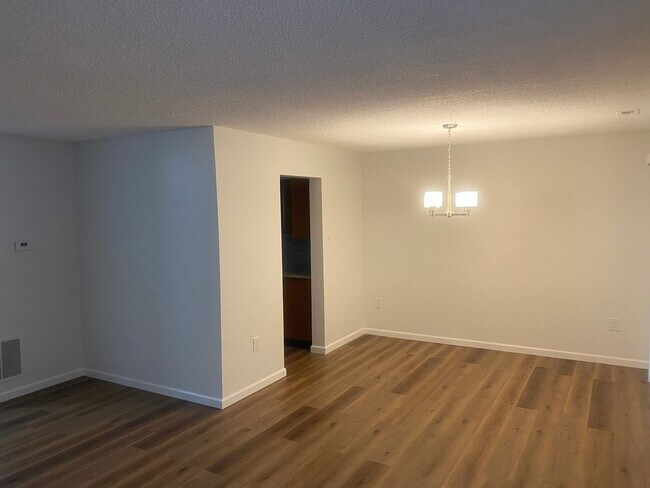 Building Photo - Charming 3BR Townhome in Plainsboro