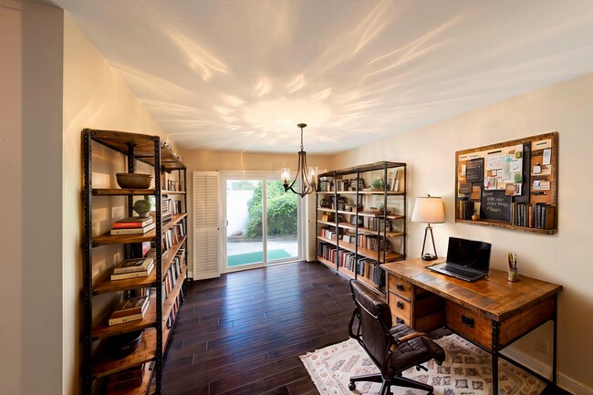 Building Photo - 4 bed 3 bath POOL on HUGE Lot!