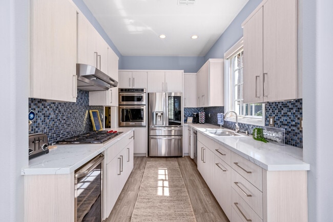 Building Photo - 546 N Indian Canyon Dr