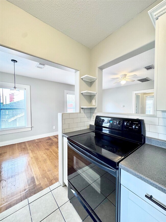 Building Photo - 629 E 11th St