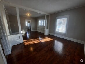 Building Photo - 2 Bedroom, 1 Bathroom home near Drake Univ...