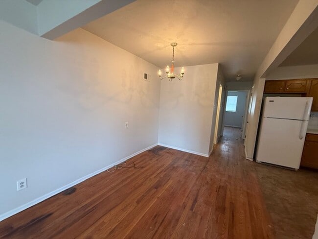 Building Photo - Charming 2-Bedroom Duplex with Modern Upda...