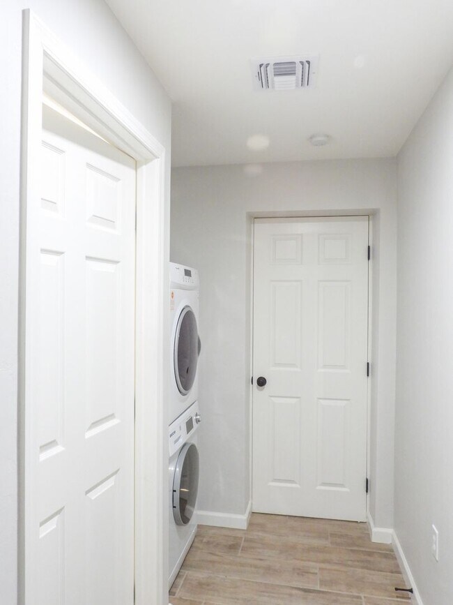 Building Photo - Close to Downtown 3 Bed 2 Bath with Fenced Backyard