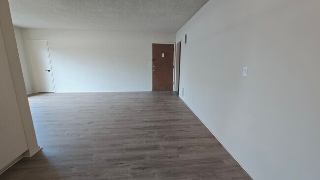 Building Photo - 526 S St Andrews Pl