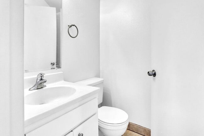 Building Photo - Great three bedroom townhome in UTC!  Avai...