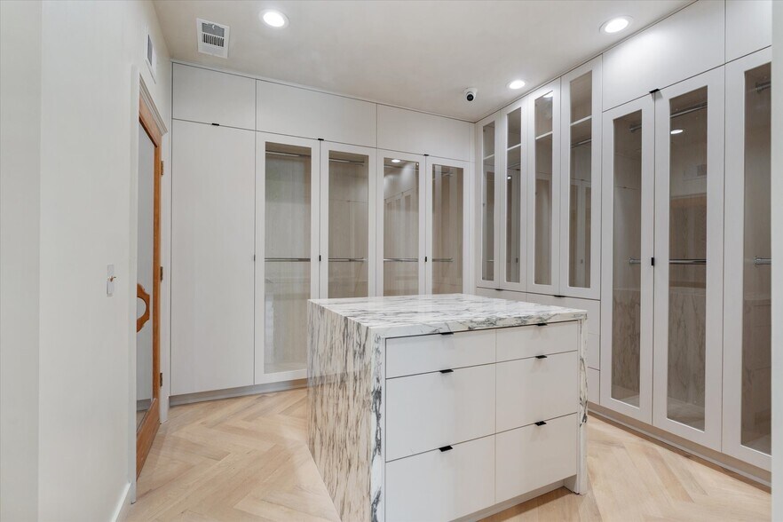 Building Photo - 17437 Oak Creek Ct