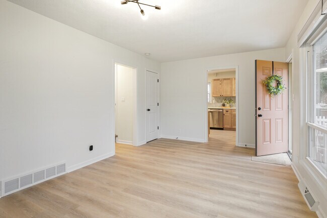 Building Photo - 1003 E Hopkins Dr