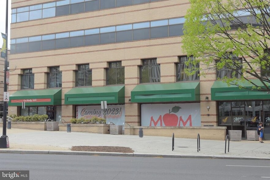 MOMs supermarket - 2939 Van Ness St NW