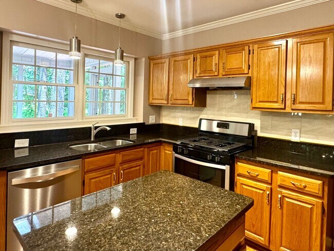 Building Photo - 4 Bed | 2.5 Bath House in Chapel Hill