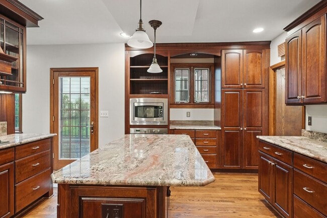 Building Photo - Charming 5 Bedroom, 3.5 Bathroom Home in M...