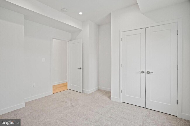 Building Photo - 4421 Kane Pl NE