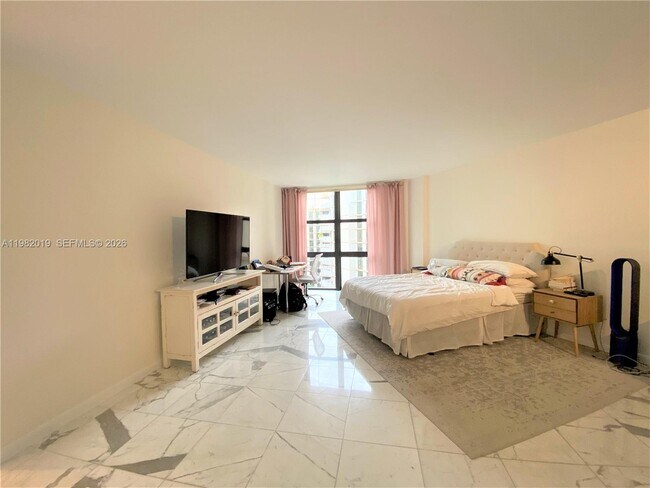 Building Photo - 1121 Crandon Blvd