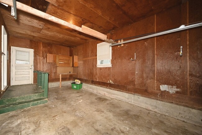 Building Photo - Cute 3-bedroom, 1 bath home with basement!