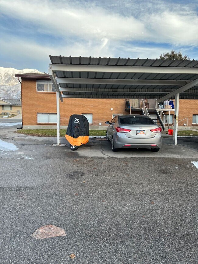 Building Photo - 2 Bedroom Apartment -2023 remodel New paint, flooring, and granite countertops