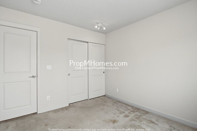 Building Photo - Four Bedroom Home in King City!