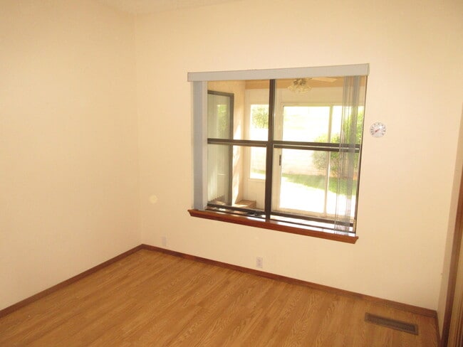 Building Photo - 6904 La Costa Dr NE